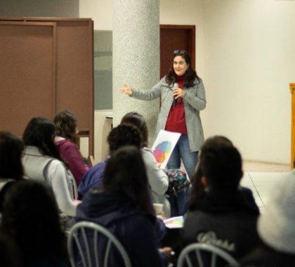 Ávida escucha y participación en el foro La mentoría de mujeres en STEM