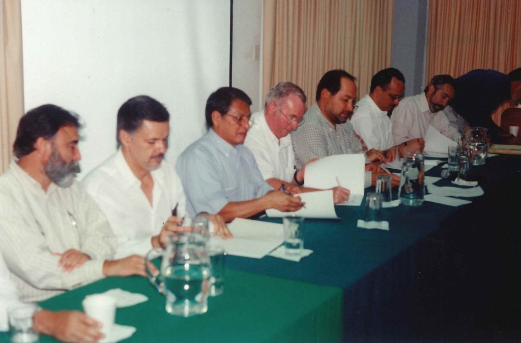 Firma del convenio de creación de la Red Oceanográfica y Pesquera Mexicana (ROPM); preside el entonces director general del CICESE, Dr. Francisco Javier Mendieta.
