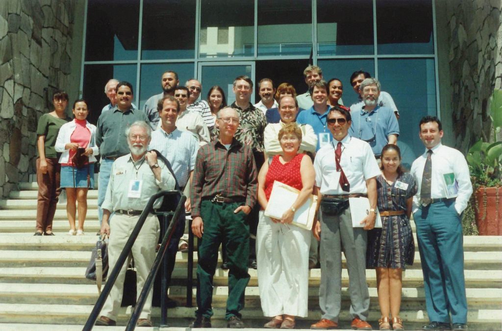Asistentes al I Coloquio sobre Oceanografía del Pacífico Oriental, en 1998.