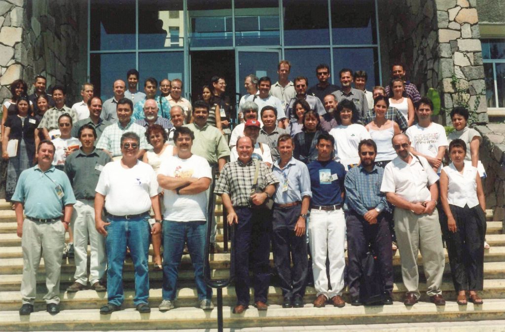 Participantes en el II Coloquio sobre Oceanografía del Pacífico Oriental, en 2000.